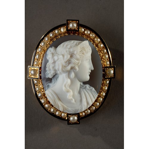 Portrait of a woman Cameo set in gold and pearls in its case